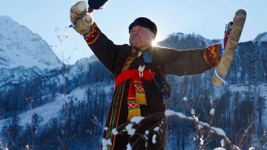 На горнолыжном курорте в Сочи шаман призывал снег хлебом и сладостями