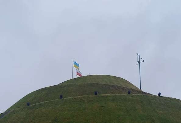 Польский депутат снял украинский флаг в Кракове