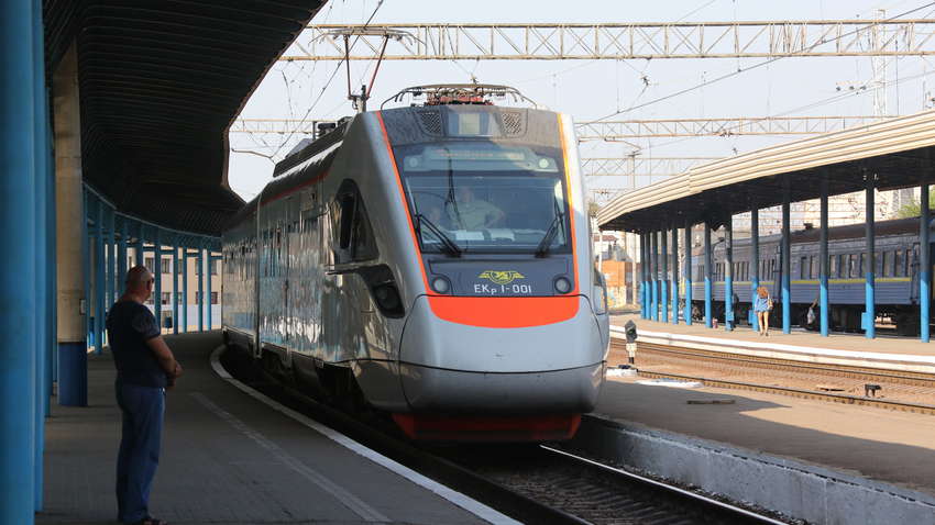 "Укрзализныця" запустит четыре дополнительных поезда ко Дню Независимости