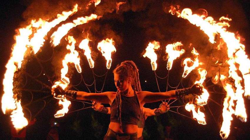 Запальний фестиваль вогню на Співочому полі