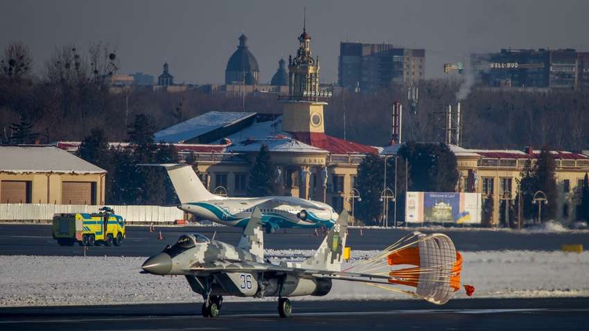 Украинским военным передали капитально отремонтированный истребитель МиГ-29 (ФОТО) Украинским военным передали капитально отремонтированный истребитель МиГ-29 (ФОТО)