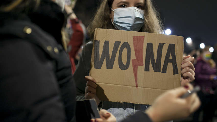 Опрос показал, что большинство поляков хотят референдум по поводу абортов