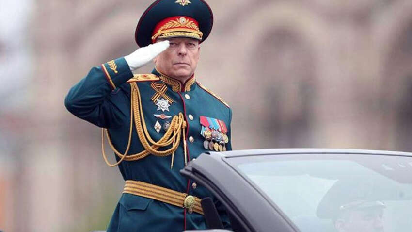 Відмаршував і до побачення: Путін звільнив "парадного" головкома Сухопутних військ Відмаршував і до побачення: Путін звільнив "парадного" головкома Сухопутних військ