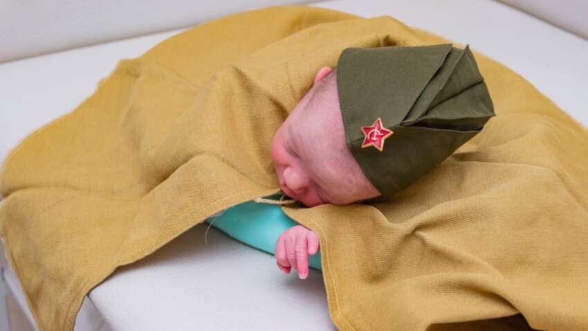 Нове божевілля: у Росії новонароджених долучають до військового культу (ФОТО) Нове божевілля: у Росії новонароджених долучають до військового культу (ФОТО)