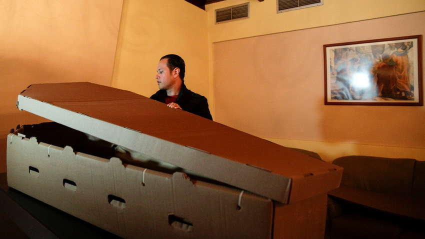 В Крыму решили экономить на погребении и запустили экологичное производство картонных гробов В Крыму решили экономить на погребении и запустили экологичное производство картонных гробов