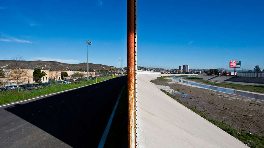 На кордоні США і Мексики померла вагітна дівчина, яка намагалася перелізти через стіну