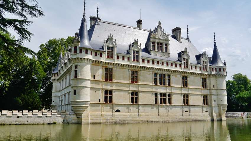 Від фортеці до резиденції: історія та реставрація замку Азе-ле-Рідо