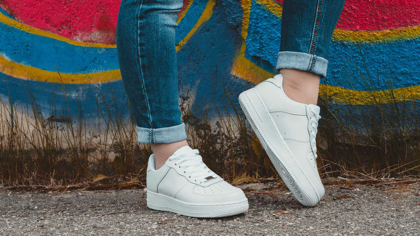 Три способи повернути білим кросівкам первозданний вигляд