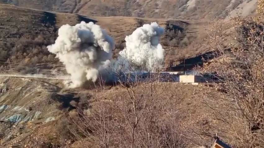 “Подарунок” на прощання: вірменські військові підірвали території, які мали передати Азербайджану (відео) “Подарунок” на прощання: вірменські військові підірвали території, які мали передати Азербайджану (відео)