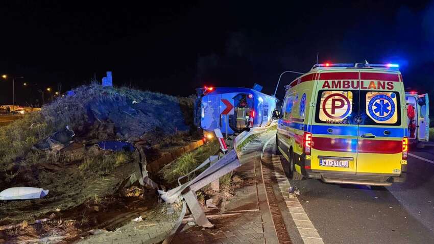 Біля аеропорту Варшави перекинувся автобус із українцями: що відомо