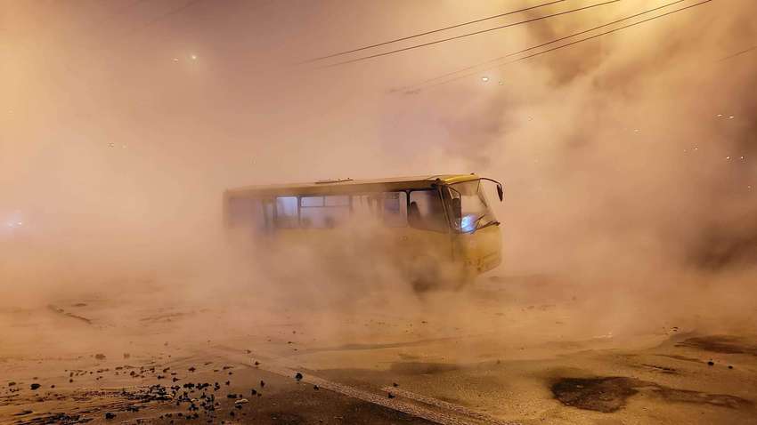 Порыв трубы возле Ocean Plaza: спасатели на руках выносят людей из торгового центра