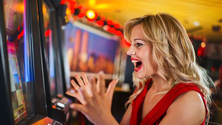 Жінка виграла 43 млн доларів у слотах, але отримала лише 2 долари і стейк: що сталося