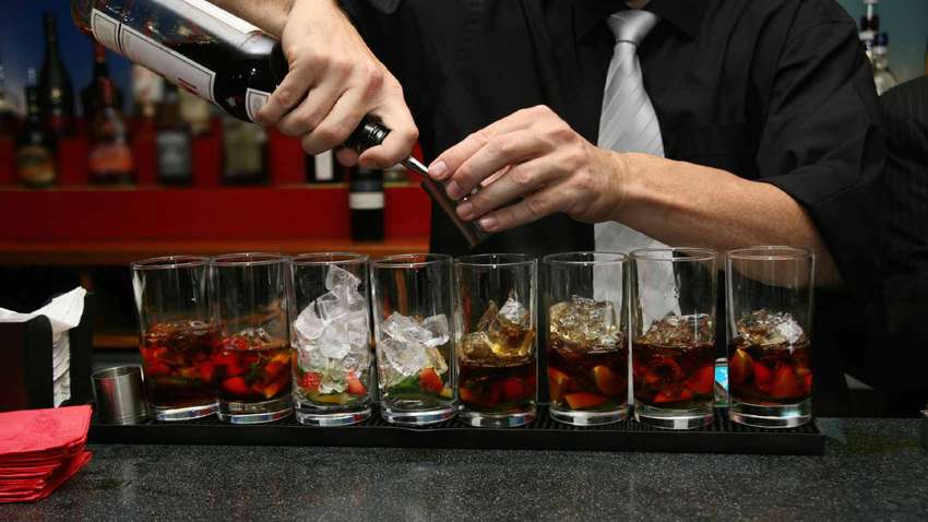 В Европе назвали возможный источник COVID-19: бармен мог заразить тысячи человек