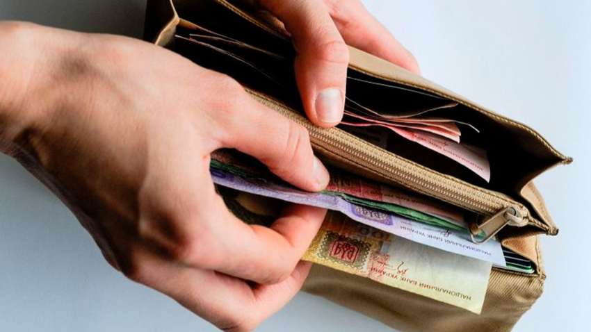 Українці, які постраждали через війну, можуть отримати тисячу доларів допомоги: подробиці