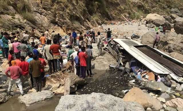 В Індії автобус впав в ущелину: понад 30 загиблих,- ФОТО