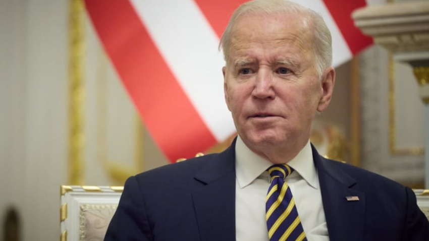 Байден в шортах с ракушками отдыхал на пляже в США (ФОТО) Байден в шортах с ракушками отдыхал на пляже в США (ФОТО)