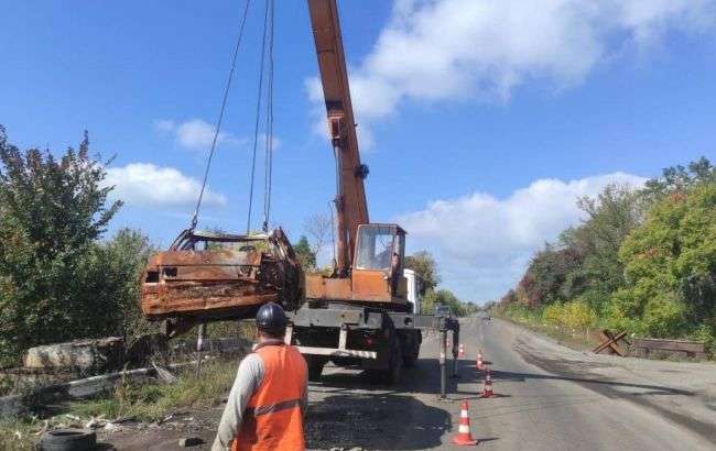 Не рано ли: дорожники начали восстанавливать трассы в освобожденных районах Донбасса