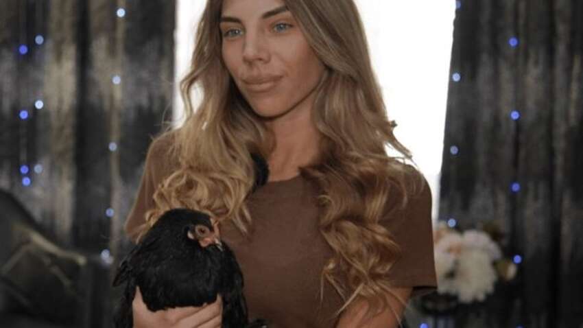 Не выбросила после съемок: одесситка забрала курицу домой - теперь они "как семья" Не выбросила после съемок: одесситка забрала курицу домой - теперь они "как семья"