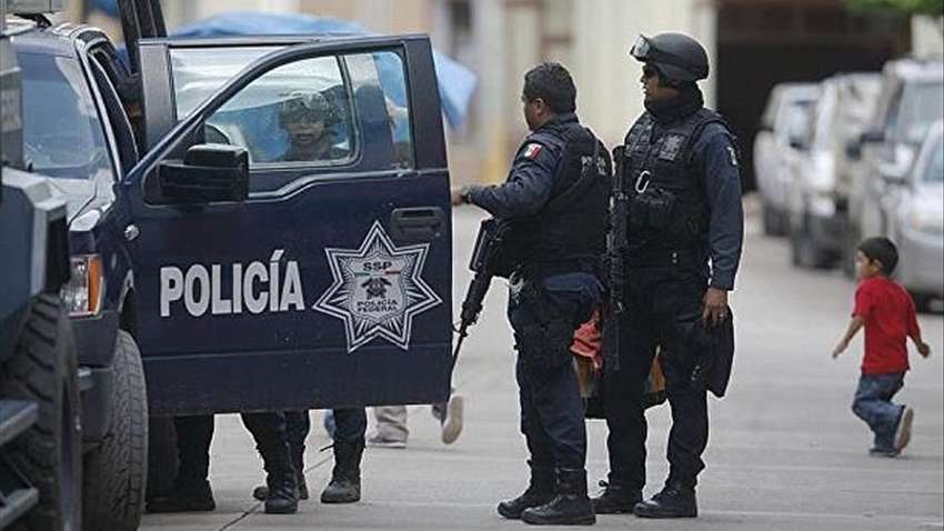 В Мексике злоумышленники убили полицейских посреди улицы 