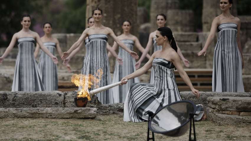 В Греция произошел конфуз при попытке зажечь олимпийский огонь В Греция произошел конфуз при попытке зажечь олимпийский огонь