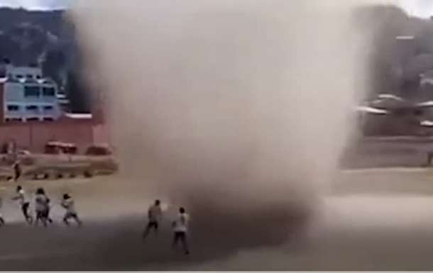 У Болівії просто під час футбольного матчу "пиловий диявол" ледь не зніс гравців (ВІДЕО)