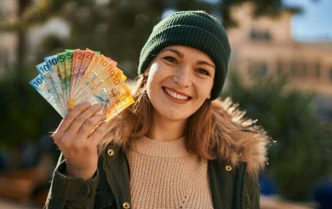 Сколько нужно зарабатывать в европейских странах для обеспеченной жизни без государственной поддержки