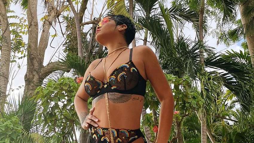 Рианна завела Сеть сексуальными кадрами в радужной белье