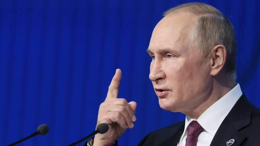 Путин впервые резко прокомментировал "голую вечеринку" скандальной блоггерки