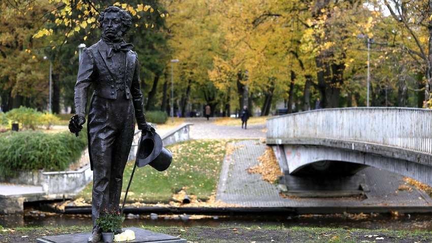 Історичний день: у Латвії демонтували пам'ятник відомому росіянину