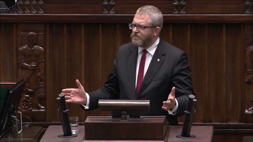 «Біженці з України заражають наших громадян ВІЛ»: у Мережі обговорюють Twitter-аккаунт народного депутата Польщі