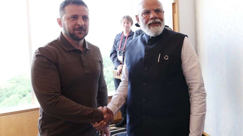 Моді, який обіймався з Путіним у день удару по Охматдиту, зібрався до України