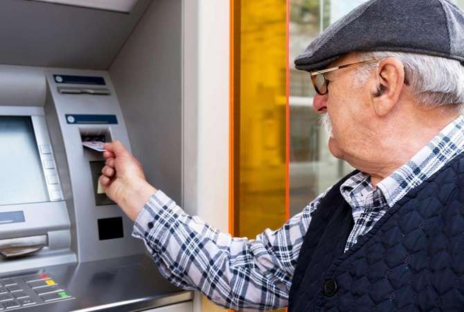 Украинцев предостерегли о нюансе с пенсиями на карточку