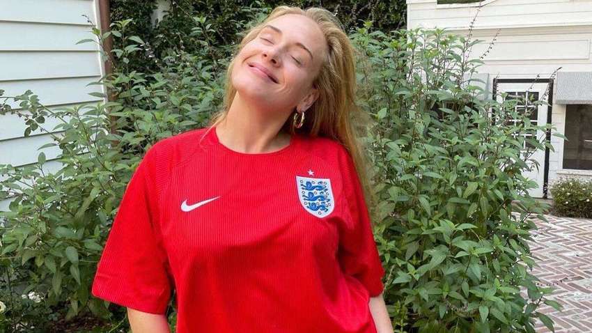 Адель в мини-юбки сходила на свидание с новым бойфрендом: ее поймали папарацци