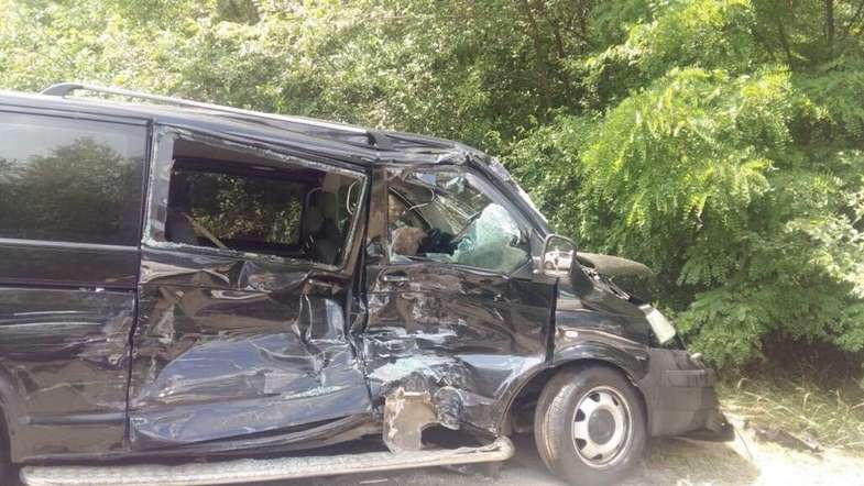 Кортеж Зеленского сбил автобус с детьми: пострадавших нет