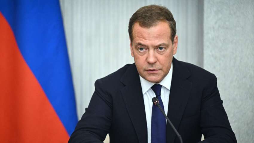 Медведев пригрозил смертью президенту Украины Владимиру Зеленскому