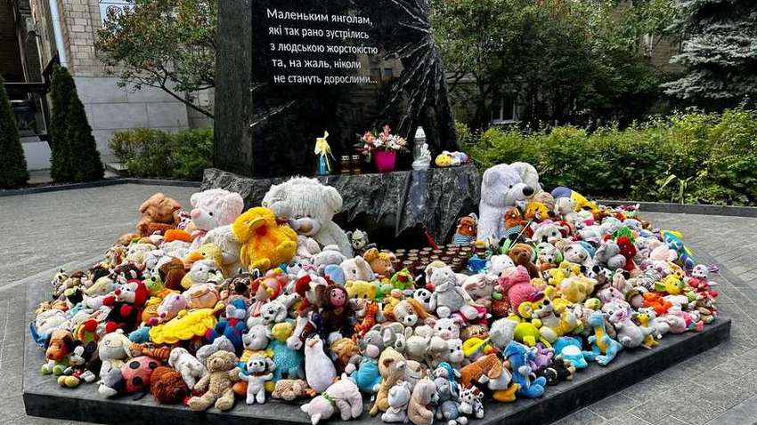 В Харькове убрали игрушки с памятника погибшим детям В Харькове убрали игрушки с памятника погибшим детям