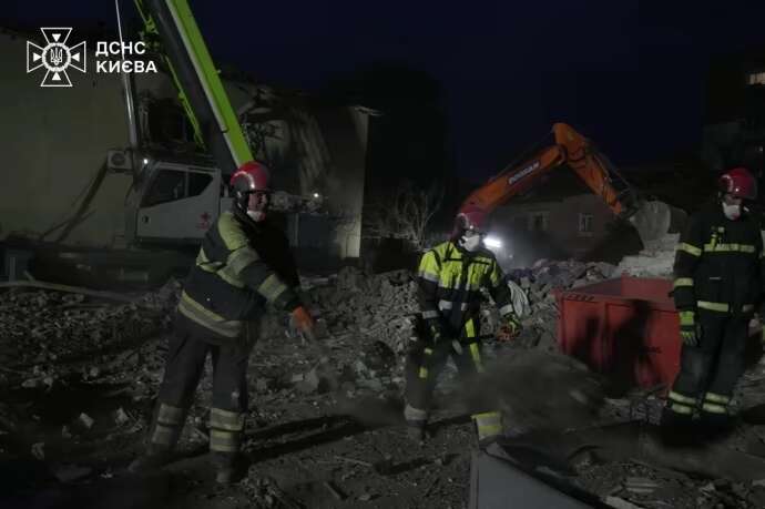 Поисковые работы на месте уничтоженного РФ дома в Киеве завершили: сколько погибших