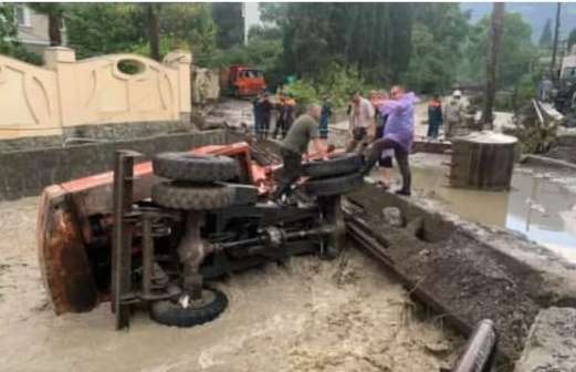 Поток воды снес экскаватор: дороги Ялты снова превратились в реки Поток воды снес экскаватор: дороги Ялты снова превратились в реки