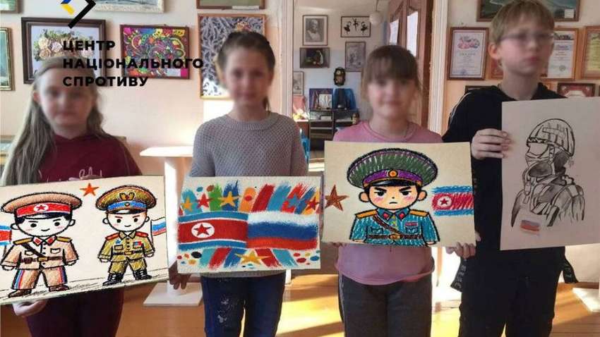 Детей в оккупации заставляют рисовать поздравительные открытки для солдат КНДР Детей в оккупации заставляют рисовать поздравительные открытки для солдат КНДР