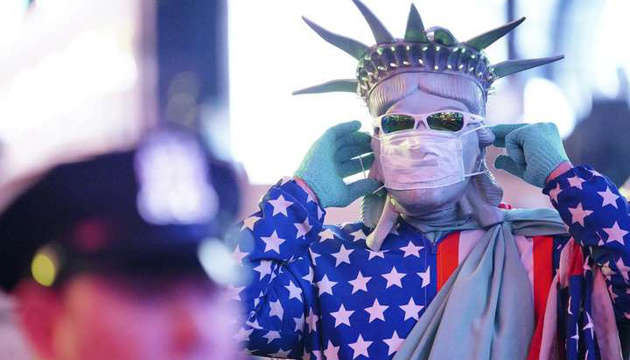 В США первого вакцинировали медика