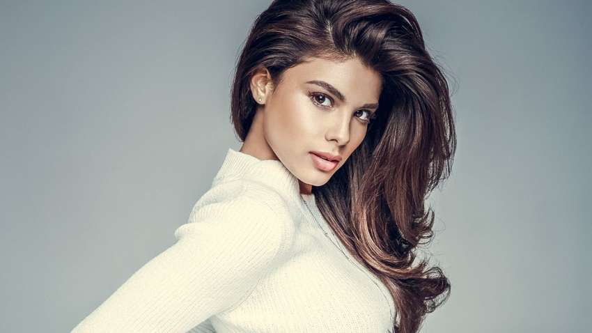 «Не могла встать»: популярная певица травмировала шею