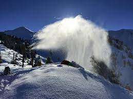 Снежный фонтан: в Закарпатской области показали уникальное природное явление (ВИДЕО)
