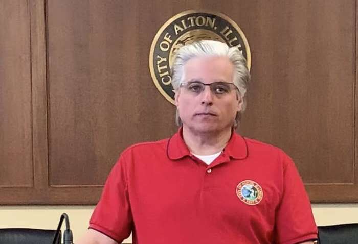 Американський мер доручив поліції розганяти вечірки в період карантину, але копи знайшли в барі його дружину