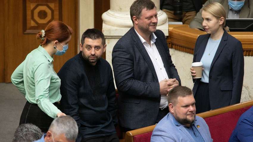 Что происходит с партией власти: почему подымается шум вокруг отставки Залужного