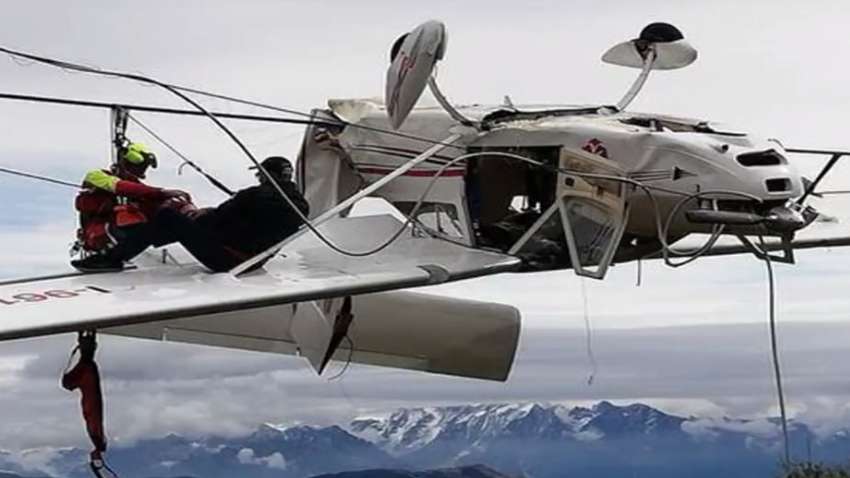 В Альпах самолет запутался в тросах горнолыжного подъемника 