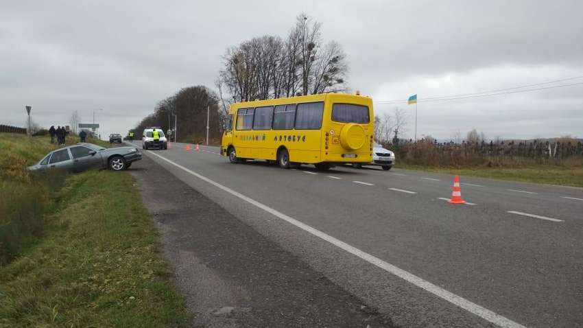 Під Львовом шкільний автобус зіткнувся з легковиком: в аварії постраждали 10 дітей
