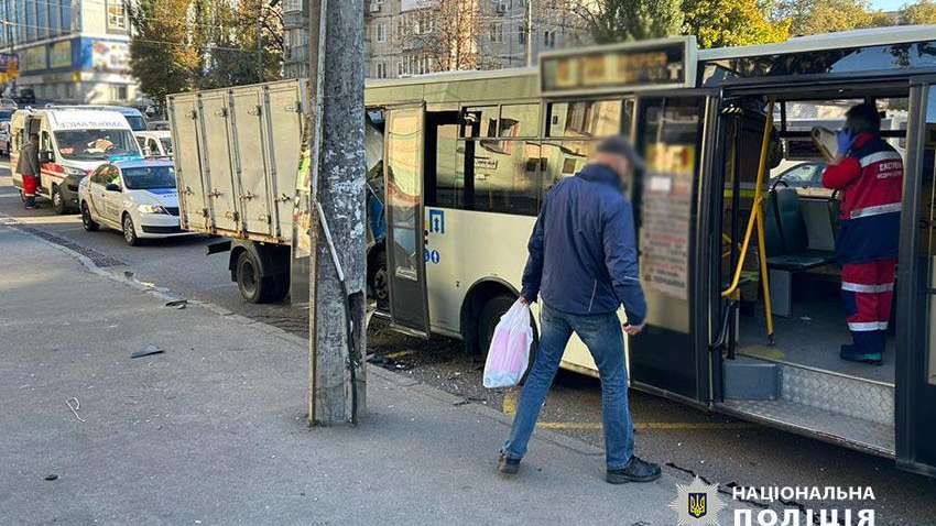 В Киеве грузовик влетел в маршрутку: что с пассажирами (ОБНОВЛЕНО)