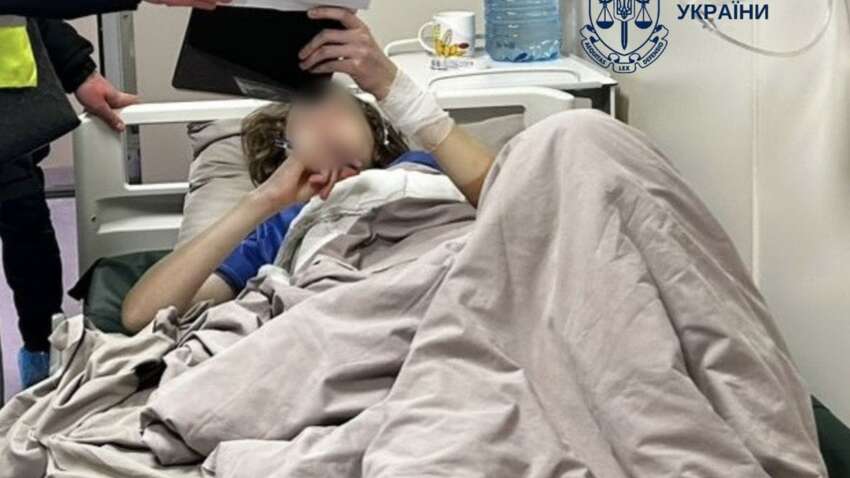 Підліток, який у столичній школі порізав вчительку та однокласника, піде під варту Підліток, який у столичній школі порізав вчительку та однокласника, піде під варту