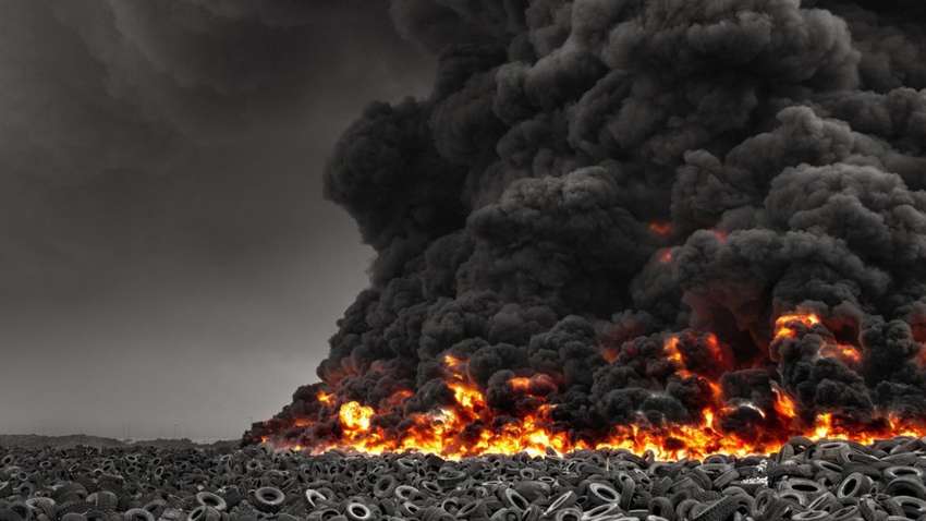  В Кувейте горит большая свалка шин: что известно о новой катастрофе (ВИДЕО)