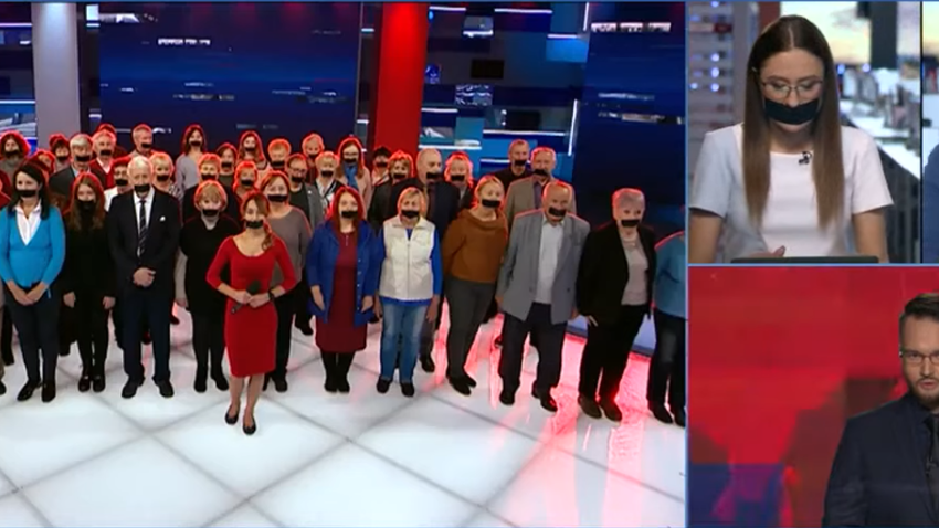 Журналисты трех телеканалов провели флешмоб с заклеенными ртами 